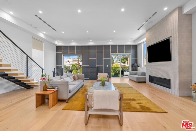 Building Photo - 656 California Ave