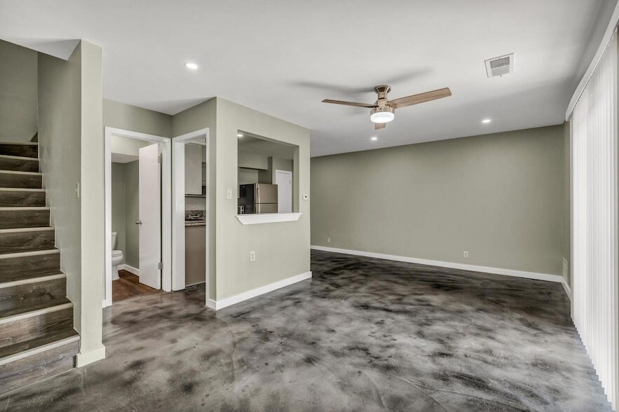 Primary Photo - 2808 Skyway Cir
