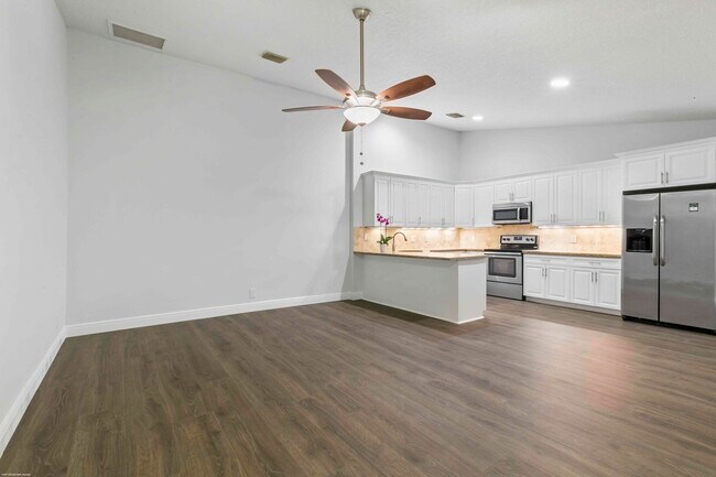 Building Photo - 1120 Hyacinth Pl