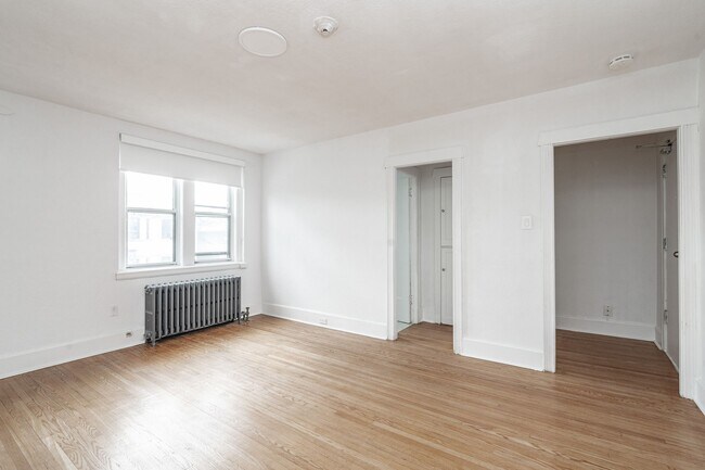 Building Photo - 122 Dowling Ave