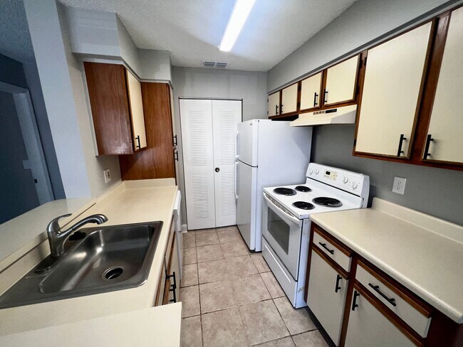Foto del edificio - Remodeled 1st floor 2/2 Tradewinds Condo i...