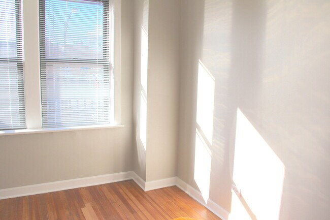 Building Photo - 3511 N Clark St