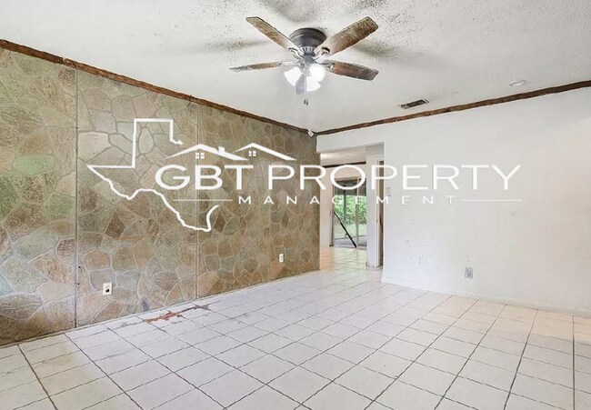 Building Photo - Large Home