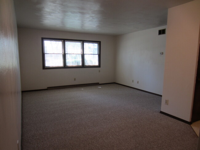 Living Room - Colonial Square Apartments