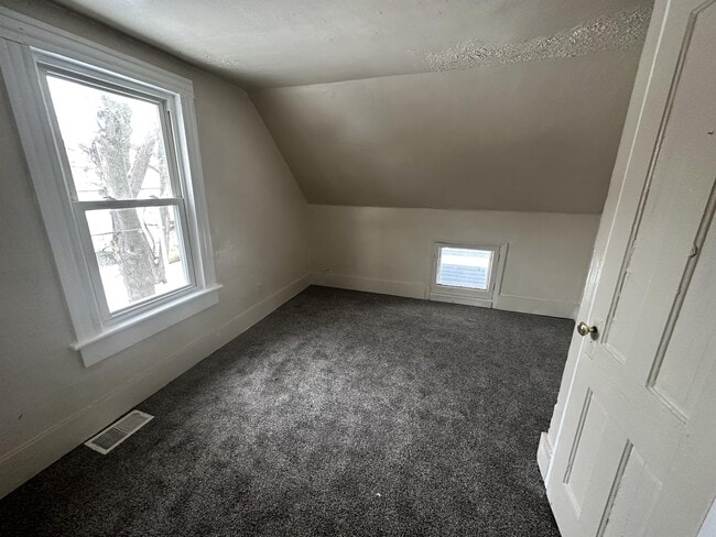 Building Photo - 163 Durnan St