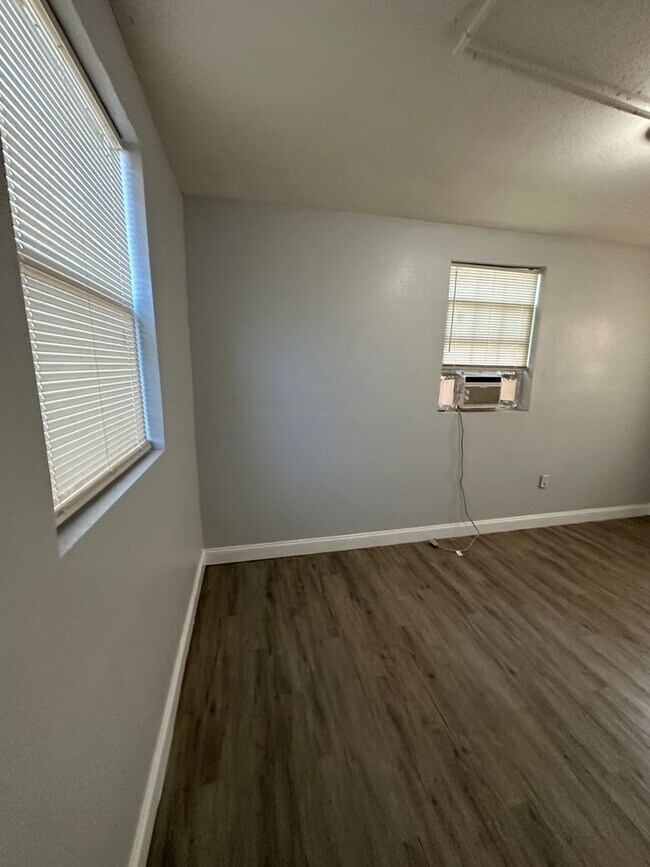 Building Photo - Fully Renovated 2/1-Single Family  Available for Immediate Rent!