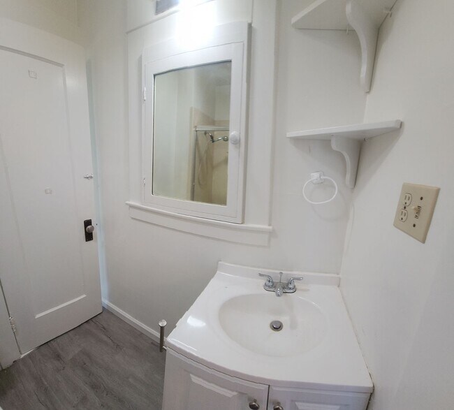 Foto del edificio - Cute standalone Bungalow in SLO! Off of Gr...