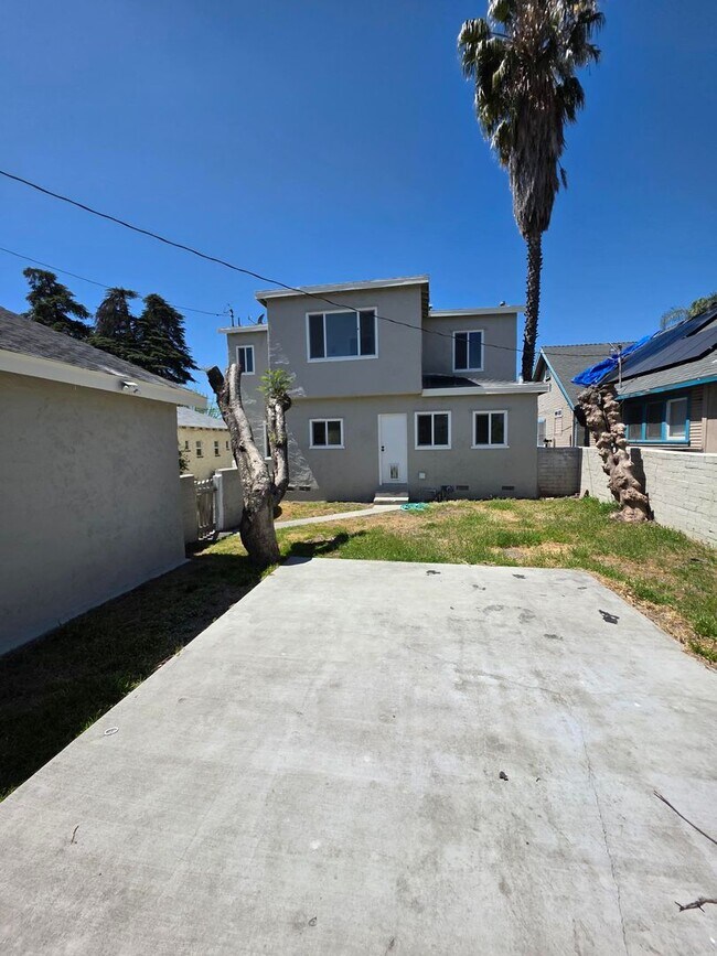 Building Photo - 2641 N Arrowhead Ave