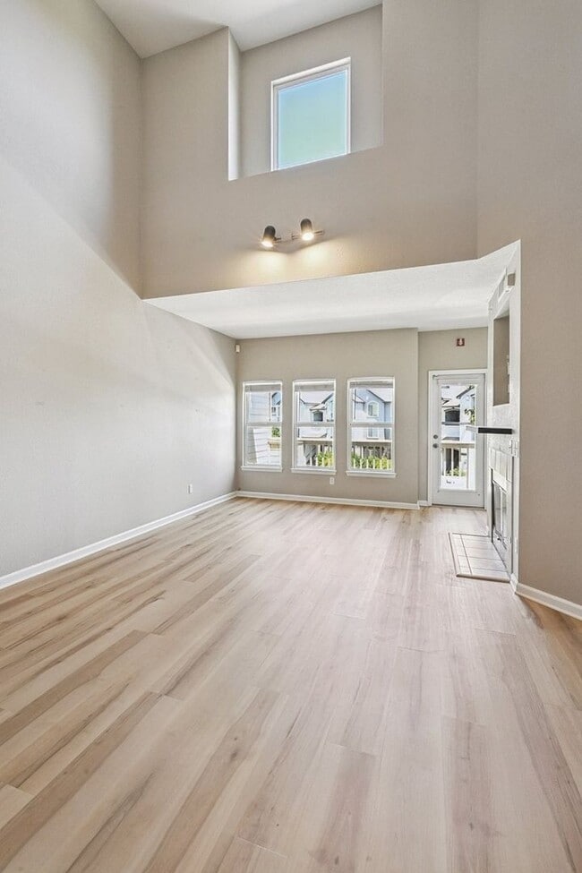 Foto del edificio - Spacious 3-Bed, 2-Bath Townhome with Garag...