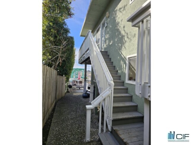 Building Photo - 1114 E Cliff Dr