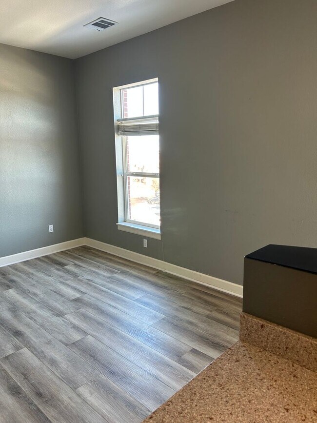 Building Photo - Spacious Condo with Private Balcony & Carp...