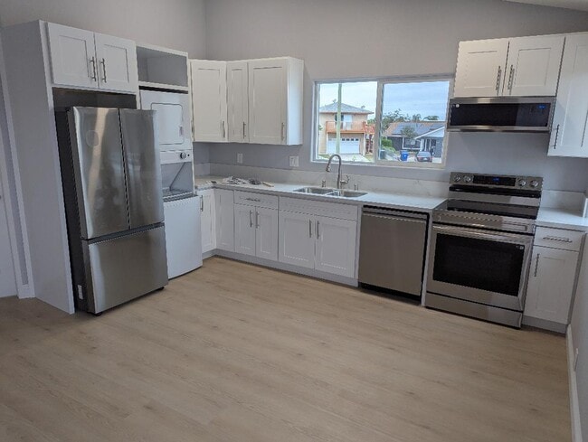 All stainless kitchen with laundry - 327 E Palomar St