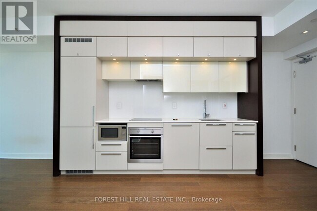 Building Photo - 15 Grenville St