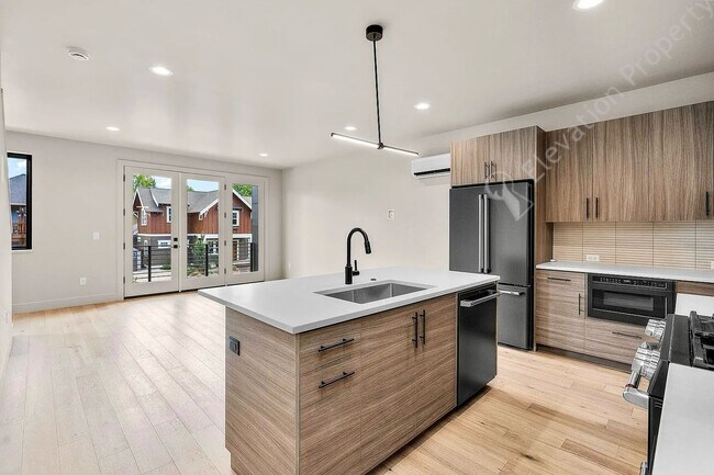Foto del edificio - Luxury Townhome with River Access Near Dow...