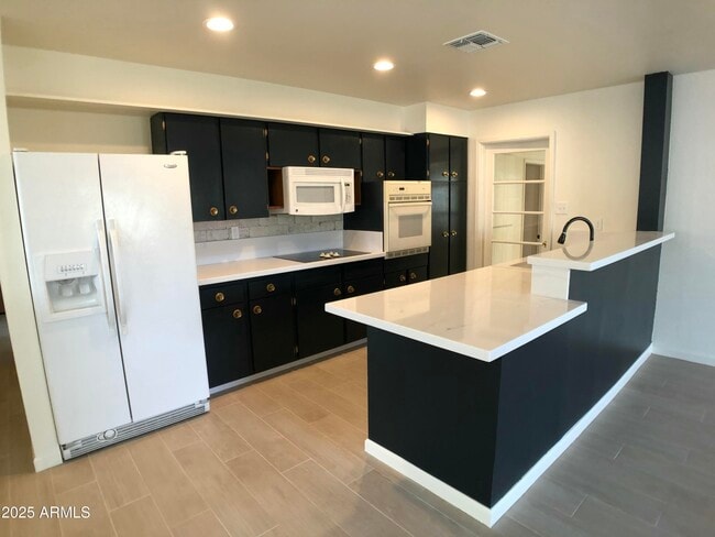Building Photo - 208 E Balboa Dr