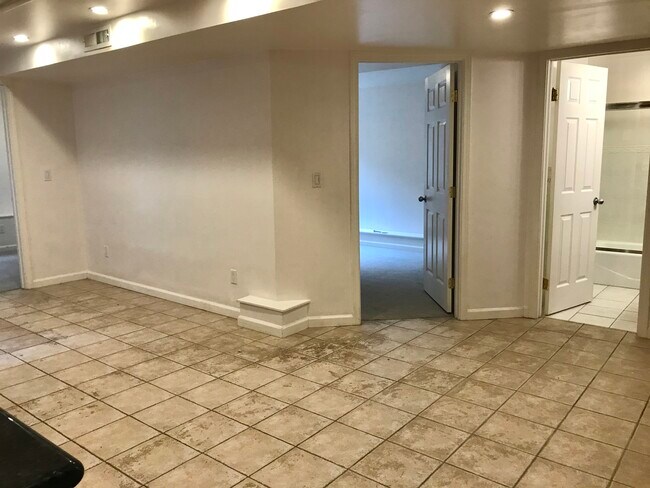 Building Photo - 423 33rd Ave