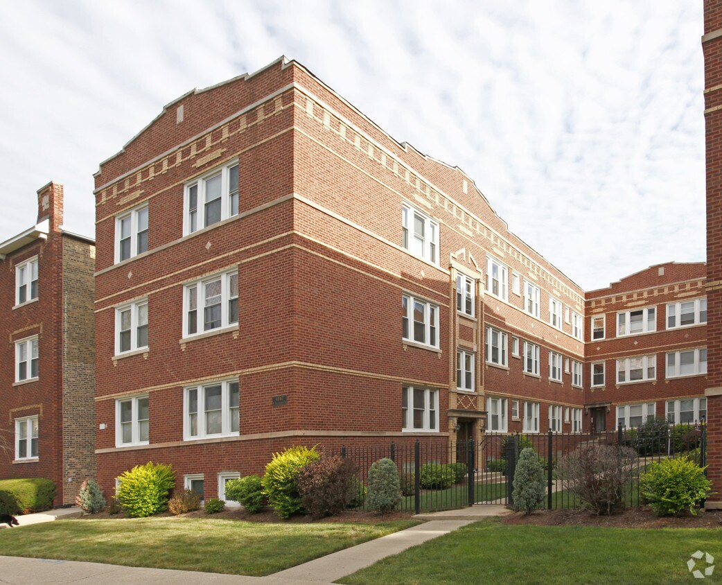 Building Photo - 4836-42 W Hutchinson St