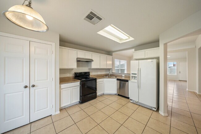 Foto del edificio - 305 Golden Oak Dr
