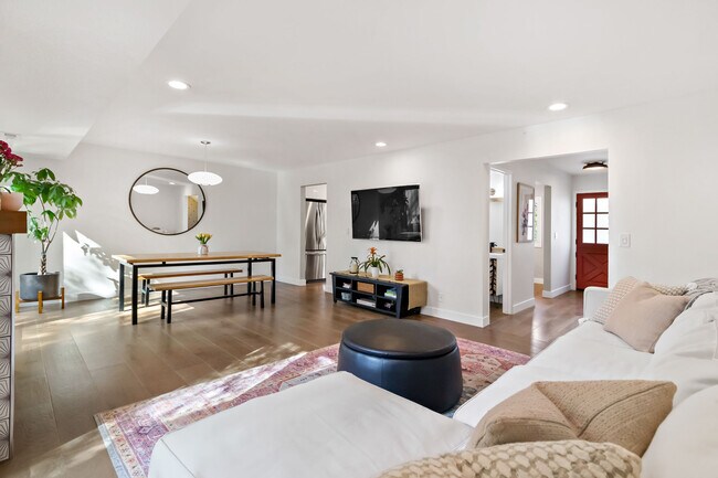 Sala de estar - 435 Alberto Way