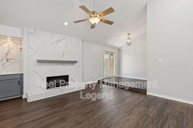 Foto del edificio - 6646 E Lovers Ln