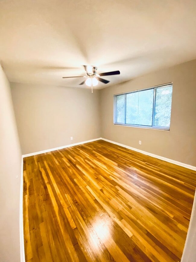 Interior Photo - 1570 Memorial Drive