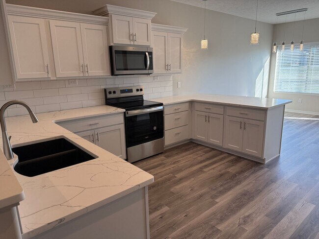 Foto del edificio - 2 bedroom/2.5 bathroom ranch townhome