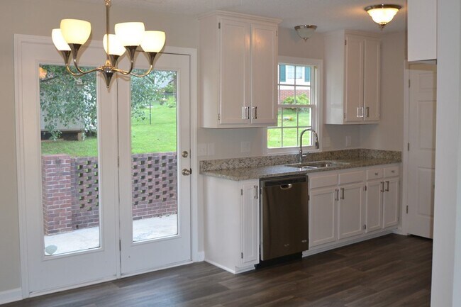 Building Photo - Available July 10th, 2025! Lovely 3 bed 2 ...