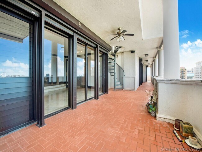 Building Photo - 441 Valencia Ave