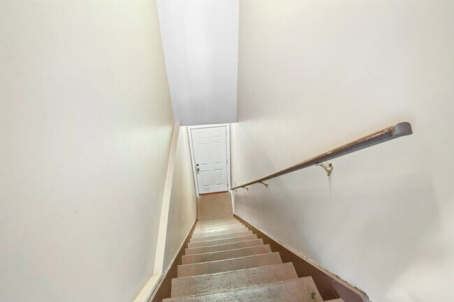 Building Photo - 1202 W Elm St
