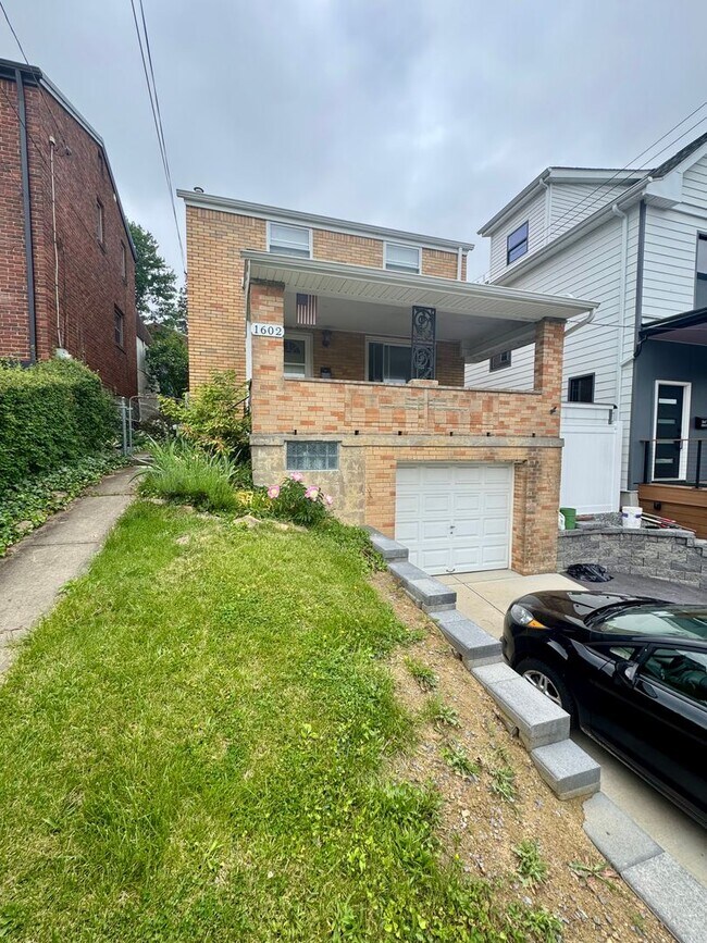 Building Photo - Charming 2 Bed 1 Bath in Beechview!