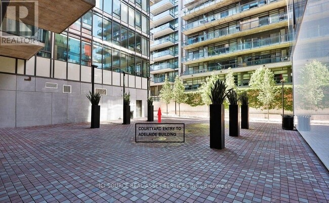 Photo du bâtiment - 461 Adelaide St W