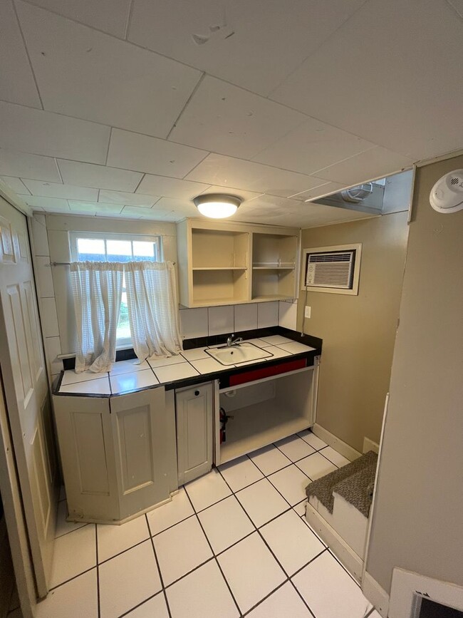 Building Photo - Studio Garage Apt