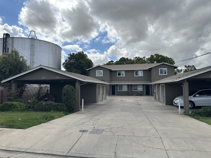 Foto principal - Riverbank 3 Bedroom 2 Bath Fourplex with G...