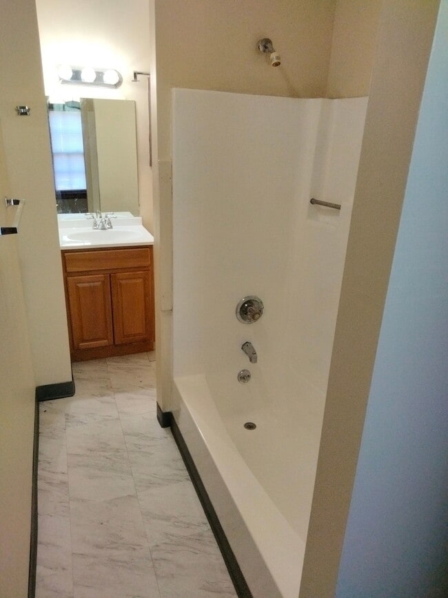 Foto del edificio - 407 Wethers Field Ave