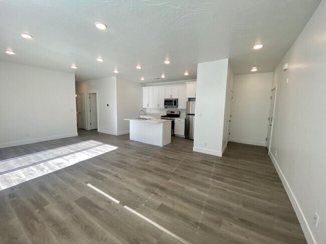 Foto del edificio - SPACIOUS APARTMENT FOR RENT!
