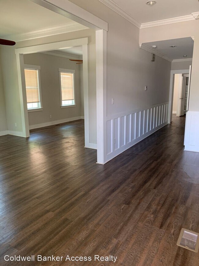 Building Photo - 3 br, 2.5 bath House - 523 W. 44th St.,