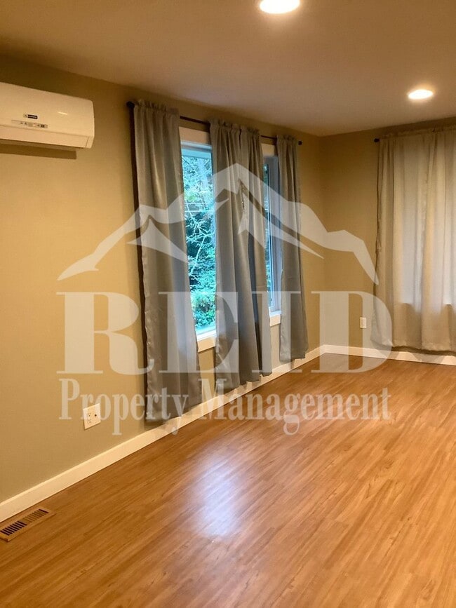 Building Photo - Central Kitsap Rambler 3 Bed 1.5 Bath 2 car garage