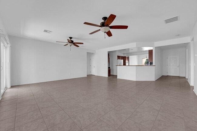 Foto del edificio - Huge 2 bedroom, 2 bath house with a Den on...