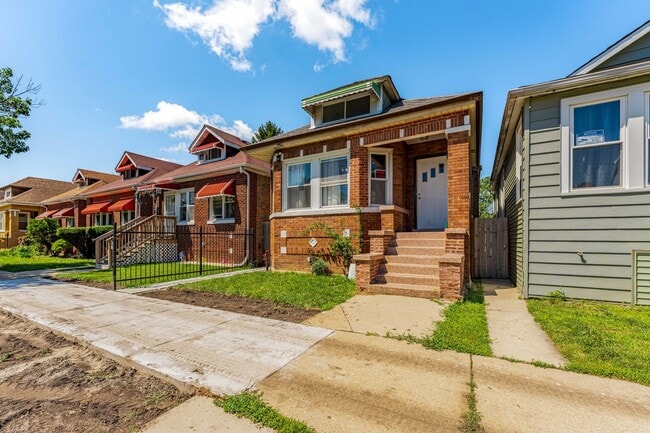 Building Photo - 7008 S Oakley Ave