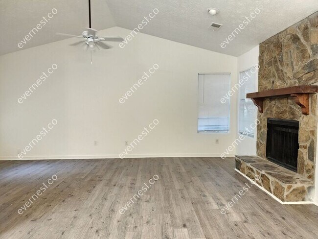 Foto del edificio - 5415 Glen Haven Dr