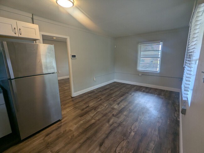 Foto del edificio - Charming 1 Bedroom 1 Bath Condo. Utilities included. Fury friends Welcome!