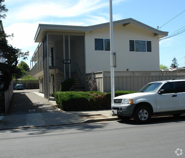 Building Photo - 719 N Claremont St