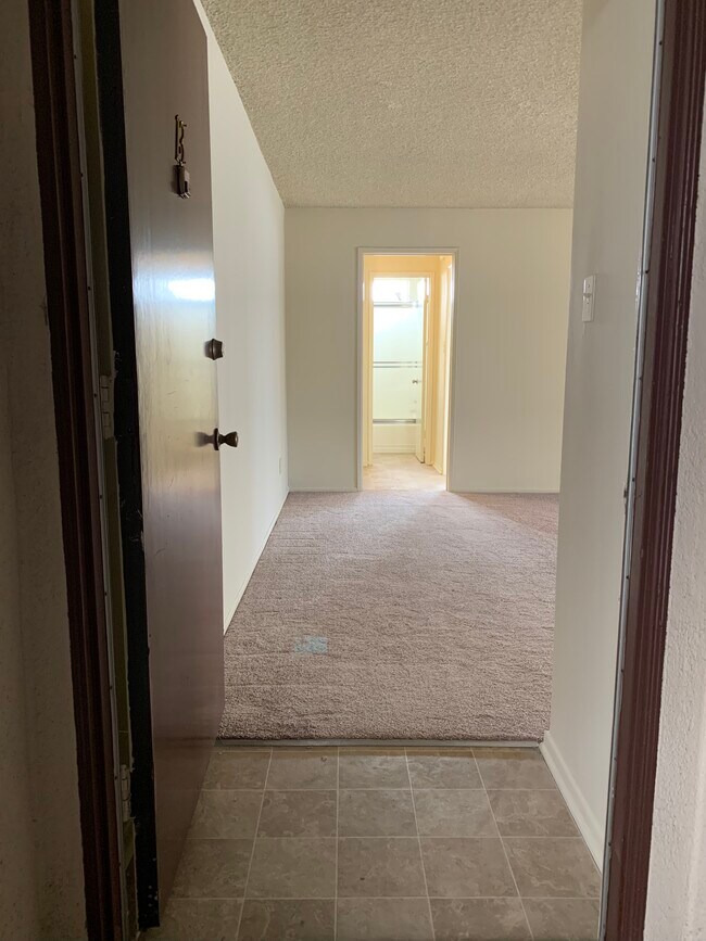 Unit Nº 13 ~ Entryway - 3775 S Canfield Ave