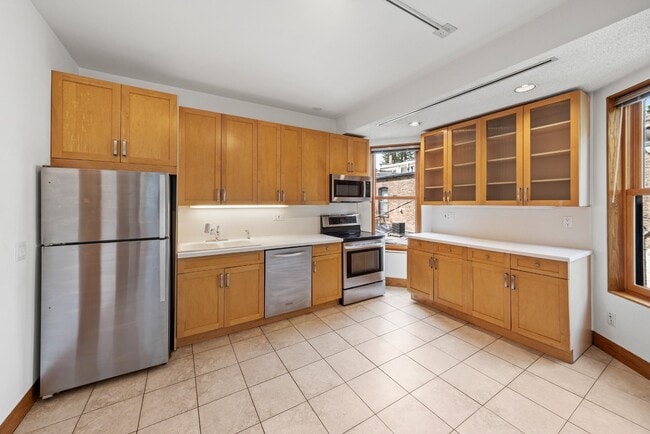 Building Photo - Charming Vintage Second Floor Duplex with In-Unit Laundry in Heart of Oak Park