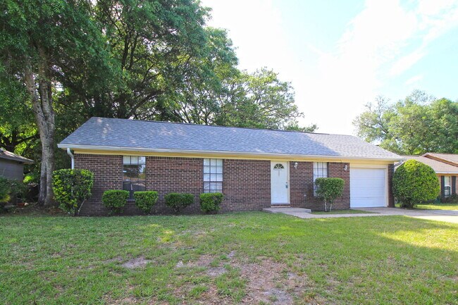 Foto del edificio - 3 Bedrooms, 1.5 Baths, 1-Car Garage & Large Fenced Backyard Near Bases, Schools & Shopping
