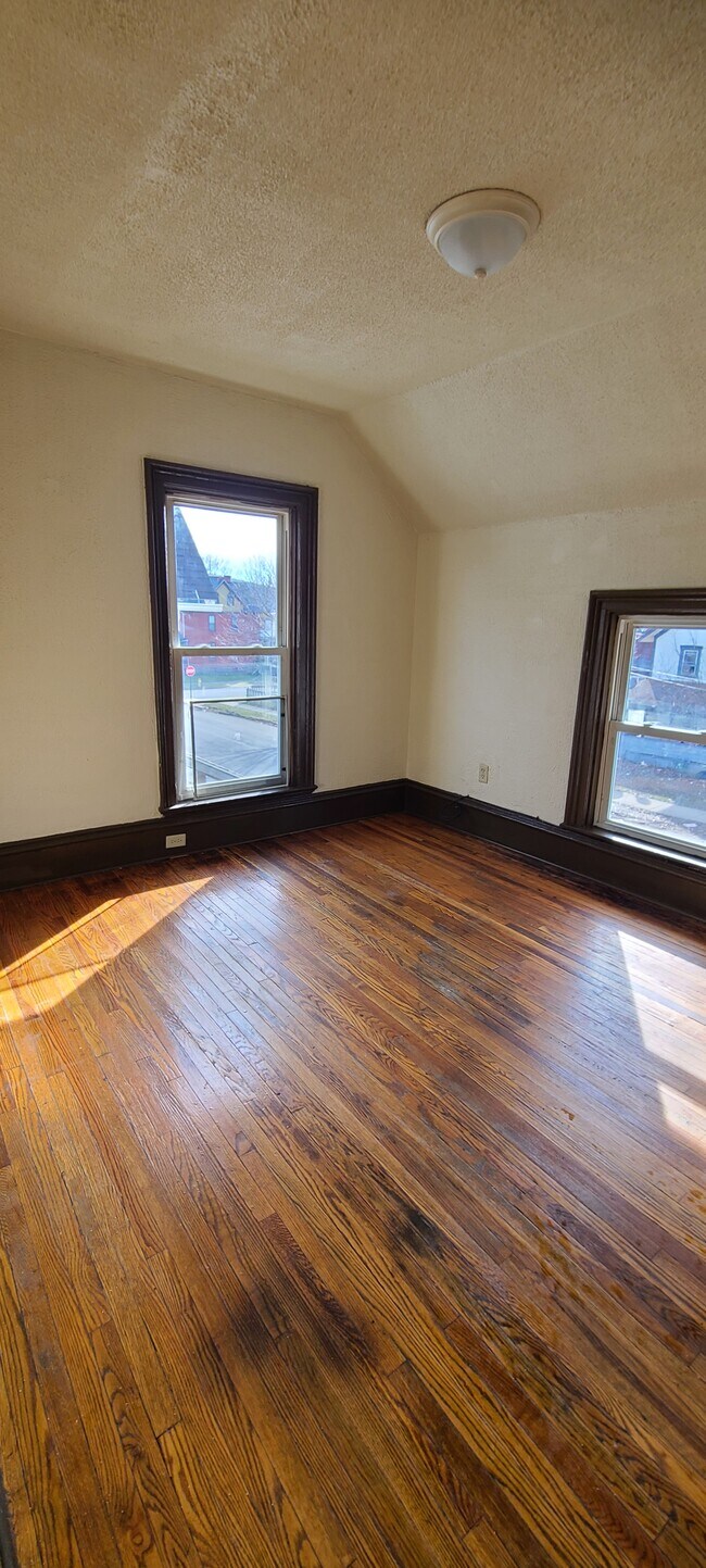 Building Photo - 816 Elmira St