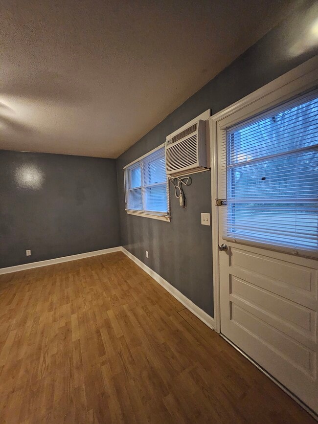 Building Photo - Evelyn