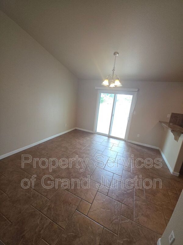 Building Photo - 3018 Oakwood Dr
