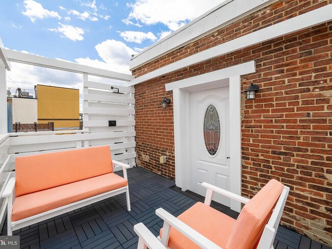 Foto del edificio - Stunning 2 bed, three story trinity with a two outdoor spaces