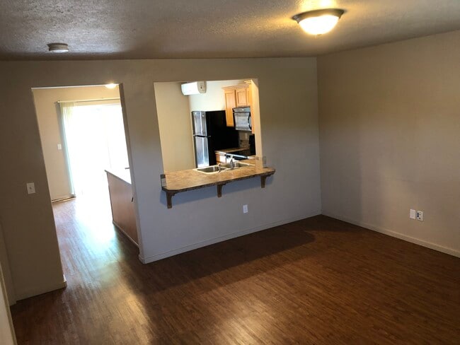Living Room, bar, kitchen - 599 Jackson St W